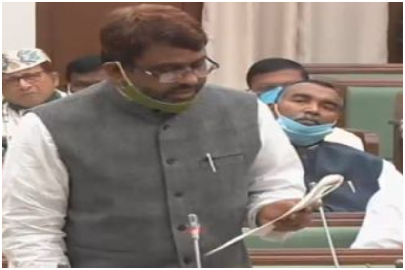 बिहार – एमआयएम आमदाराचा शपथग्रहण करताना ‘हिंदुस्थान’ शब्द उच्चारण्यास नकार…