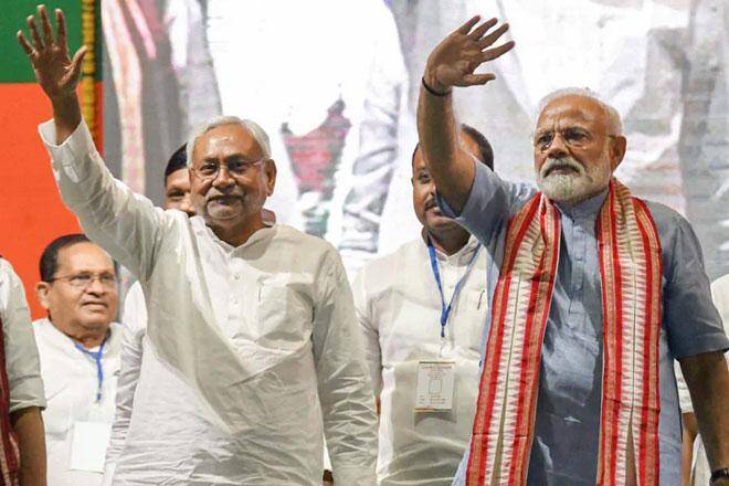 मुख्यमंत्री म्हणून जनतेने झिडकारल्यावर त्या पदी नितीश कुमारांना लादणे हा लोकमताचा अवमान : शिवसेना