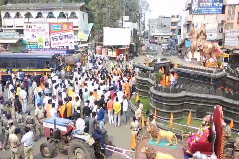 मराठा आरक्षणासाठी पायी दिंडी ऐवजी वाहनातून पुण्याकडे रवाना