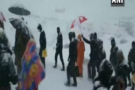 केदारनाथमध्ये बर्फवृष्टी, योगी आदित्यनाथ, रावत यांच्यावर अडकून पडण्याची वेळ