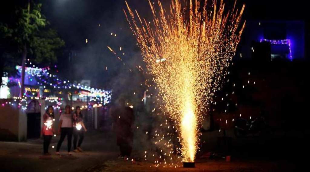 प्रदुषण टाळण्यासाठी हा व्हिडीओ पाहा; अभिनेता शिकवतोय फटाके फोडण्याची नवी पद्धत