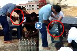 Video: बापरे! तरूणाने एका मिनिटात डोक्याने उघडल्या ६८ सोडा बॉटल्स