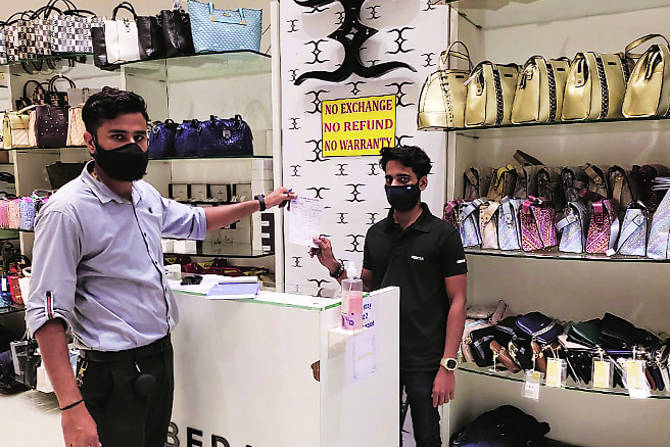 दिवाळीपूर्वी नियंत्रणात आलेली करोनाची स्थिती नियमांचे पालन न झाल्याने पुन्हा वाढत असल्याने पालिका प्रशासनाने आता शिस्तीचा बडगा उगारण्यास सुरुवात केली आहे.
