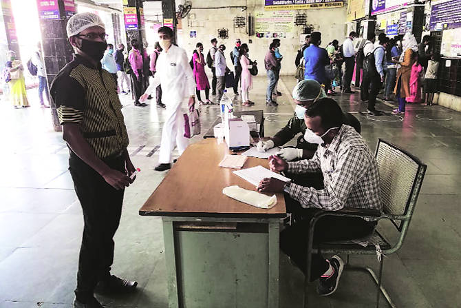 नवी मुंबई महापालिका प्रशासनाने सोमवारपासून वाशी, नेरुळ व बेलापूर रेल्वे स्थानक परिसरांत करोना चाचणी केंद्र सुरू केली आहेत. (छायाचित्र : नरेंद्र वास्कर)