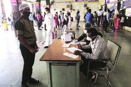 नवी मुंबई महापालिका प्रशासनाने सोमवारपासून वाशी, नेरुळ व बेलापूर रेल्वे स्थानक परिसरांत करोना चाचणी केंद्र सुरू केली आहेत. (छायाचित्र : नरेंद्र वास्कर)