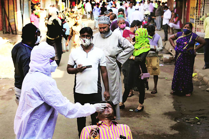करोनाची चाचणी करण्यास नकार देणाऱ्या फेरीवाल्यांना संबंधित ठिकाणी व्यवसाय करण्यास अटकाव करण्याचा निर्णय पालिकेने घेतला आहे.