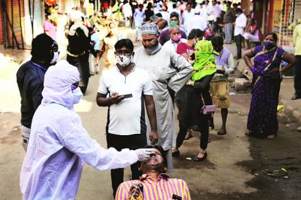 करोनाची चाचणी करण्यास नकार देणाऱ्या फेरीवाल्यांना संबंधित ठिकाणी व्यवसाय करण्यास अटकाव करण्याचा निर्णय पालिकेने घेतला आहे.