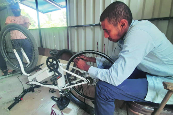 आर्थिकदृष्टय़ा बॅटरीवर चालणारी सायकल मित्राला घेणे परवडत नसल्याने येथील अभियांत्रिकेचे शिक्षण घेणाऱ्या मित्रांनी साहित्य जमा करीत बॅटरीवर चालणारी सायकल बनविली. 