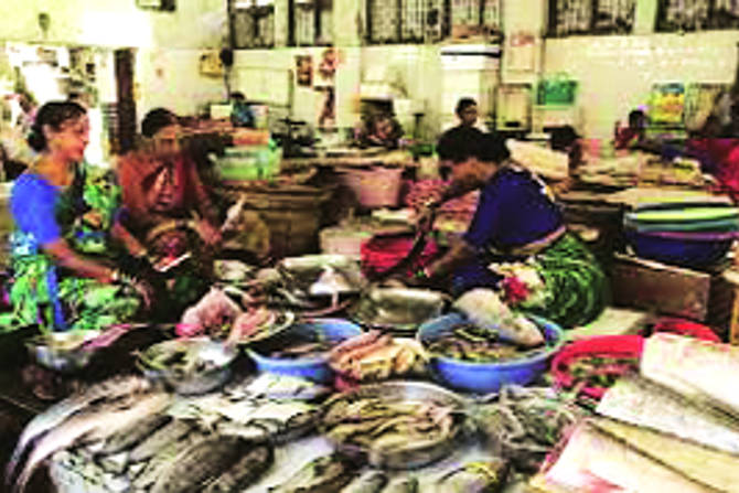 करोनाकाळात नोकरीधंदा बंद पडल्याने गल्लोगल्ली मत्स्यविक्री करणाऱ्यांची संख्या वाढल्याने मासळी बाजारात जाणारा ग्राहक घटला असून तिथल्या वर्षांनुवर्षे मत्स्यविक्री करणाऱ्या आगरी-कोळी समाजातील महिलांवर आर्थिक संकट ओढवले आहे. 