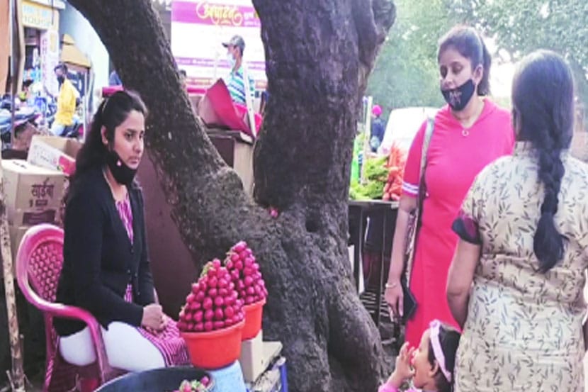 महाबळेश्वरमध्ये अपवादानेच दिसणारे स्ट्रॉबेरी विक्रीचे स्टॉल.