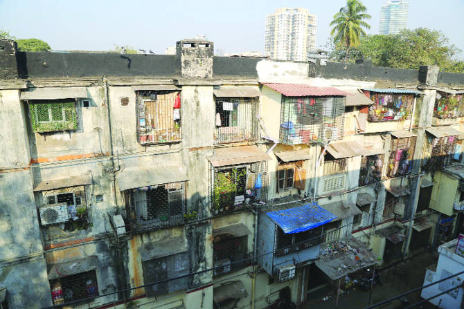 करोनामुळे उद्भवलेल्या परिस्थितीच्या पाश्र्वभूमीवर शासकीय कामे करणाऱ्या कंत्राटदारांना सुरक्षा ठेव रक्कम परत करण्यास शासनाने मुभा दिल्यामुळे आता बीडीडी चाळ पुनर्विकास प्रकल्पातील बडय़ा कंत्राटदार कंपन्यांनी तब्बल ६०० कोटींची सुरक्षा ठेव परत मिळावी, यासाठी दबाव आणला आहे. 