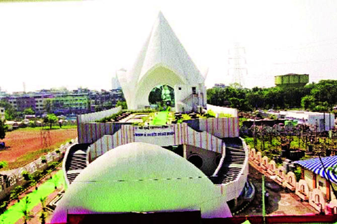 पहिल्या साडेचार वर्षांत होणारे हे भवनाचे काम तब्बल नऊ वर्षे झाली तरी पूर्ण झालेले नाही. 