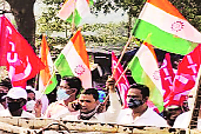 केंद्र सरकारने कामगार कायद्यात केलेल्या बदालांमुळे मालकांना सर्व अधिकार मिळणार असल्याचा आरोप करीत गुरुवारी उरणमध्ये कामगार रस्त्यावर उतरले.