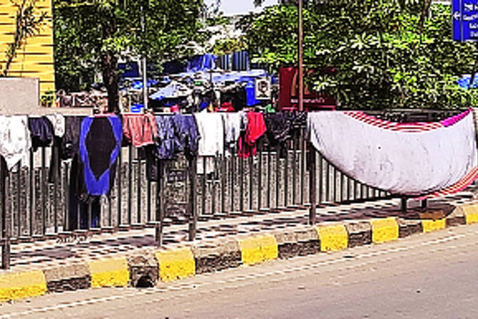 कोपरखरणे रेल्वे स्थानक परिसरात तर पदपथ अडवून संसार थाटले आहेत. 