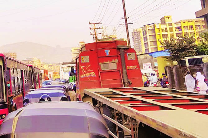 ठाणे आणि आसपासच्या महामार्गावर अवजड वाहनांच्या बेकायदा प्रवेशामुळे होणारी वाहतूक कोंडी टळावी यासाठी वाहतूक पोलिसांचे शर्थीचे प्रयत्न सुरू आहेत. 