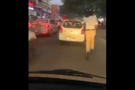 हैदराबाद : रहदारीच्या रस्त्यावरुन एका रुग्णवाहिकेला मार्ग मोकळा करुन देण्यासाठी धावणारा वाहतूक पोलीस.