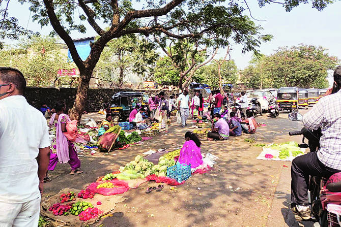 नियमांचे पालन होत नसल्याने एकीकडे महापालिका प्रशासन कारवाईचा बडगा उगारत आहे.