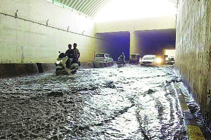 मुंब्रा-पनवेल लोहमार्गाखालील तळोजा येथील भुयारी मार्ग नुकताच खुला करण्यात आला, मात्र बुधवारी खाडीतील भरतीचे पाणी भुयारात साचले. दोन फूट पाणी साचल्याने वाहनचालकांची गैरसोय झाली.
