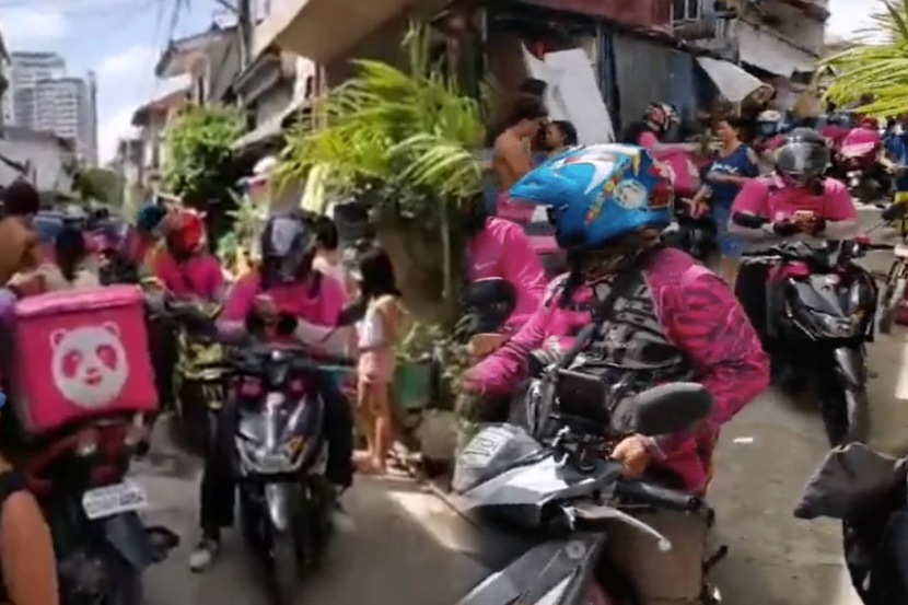 …अन् सात वर्षाच्या मुलीने दिलेली ऑर्डर घेऊन ४२ फूड डिलेव्हरी बॉइज घरासमोर झाले हजर …अन् सात वर्षाच्या मुलीने दिलेली ऑर्डर घेऊन ४२ फूड डिलेव्हरी बॉइज घरासमोर झाले हजर