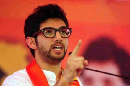 “मला वाटतं जनतेचा विश्वास ठामपणे मुख्यमंत्री उद्धव ठाकरे, उपमुख्यमंत्री अजित पवार, महसूल मंत्री बाळासाहेब थोरात यांच्यासह संपूर्ण महाविकास आघाडीवर आहे. ही नेते मंडळी चांगलं काम पाहत आहेत. यांनी चांगल्या पद्धतीने करोनाची परिस्थिती सांभाळली असून अजूनही सांभाळत आहोत. आपण हळूहळू सर्वकाही उघडत आहोत. लोकांची काळजी घेऊन कुठेही घाईगडबड न करता जबाबदारीनं काम करत आहोत. त्याचबरोबर पर्यावरण, उद्योग क्षेत्राला आपण पुढे घेऊन चाललो आहोत,”असं युवासेनेचे अध्यक्ष व पर्यावरण मंत्री आदित्य ठाकरे निवडणूक निकालावर बोलताना म्हणाले.