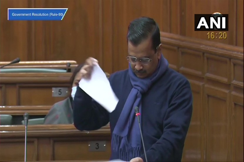 आणखी किती बळी घेणार? संतापलेल्या केजरीवालांनी फाडली कृषी कायद्याची प्रत