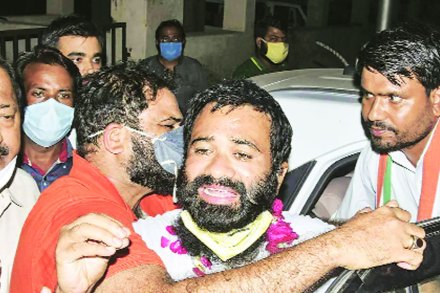 मथुरा : डॉ. कफिल खान यांची २ सप्टेंबर रोजी इलाहाबाद हायकोर्टाच्या आदेशानंतर मथुराच्या कारागृहातून सुटका करण्यात आली.