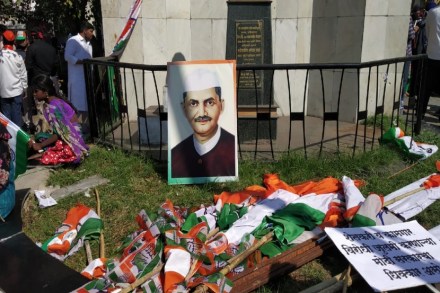 कृषी कायद्यांविरोधात आंदोलन करताना आंदोलकांना लाल बहादूर शास्त्रींच्या फोटोचा विसर