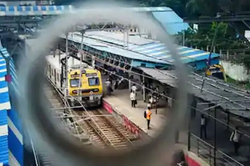नव्या वर्षात मुंबई पुन्हा एकदा पूर्वीसारखी सुसाट धावेल, या आशेत मुंबईकरही नव्या वर्षाच्या स्वागतासाठी आतूर झाले आहेत. मात्र, करोनाचं संकट अजूनही पूर्णपणे टळलेलं नाही, याची जाणीव करून देत मुंबई पोलिसांनी नागरिकांना खबरदारी घेण्याचं आवाहन केलं आहे.