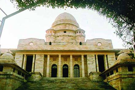 प्रेयसीच्या आईवडिलांविरुद्ध न्यायालयीन लढा