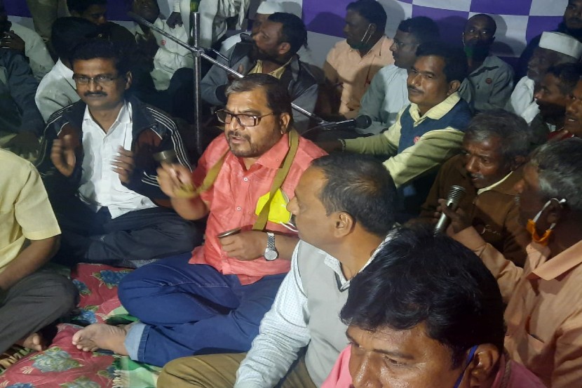 कोल्हापूर जिल्हाधिकारी कार्यालयासमोर राजू शेट्टींसोबत शेतकऱ्यांचं जागर आंदोलन