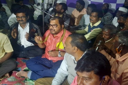 कोल्हापूर जिल्हाधिकारी कार्यालयासमोर राजू शेट्टींसोबत शेतकऱ्यांचं जागर आंदोलन