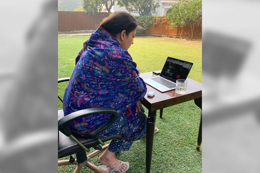 ‘हवाई चप्पल’बाबत कमेंट करणाऱ्या युजरला स्मृती इराणींचं भन्नाट उत्तर, म्हणाल्या…