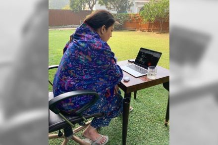 ‘हवाई चप्पल’बाबत कमेंट करणाऱ्या युजरला स्मृती इराणींचं भन्नाट उत्तर, म्हणाल्या…