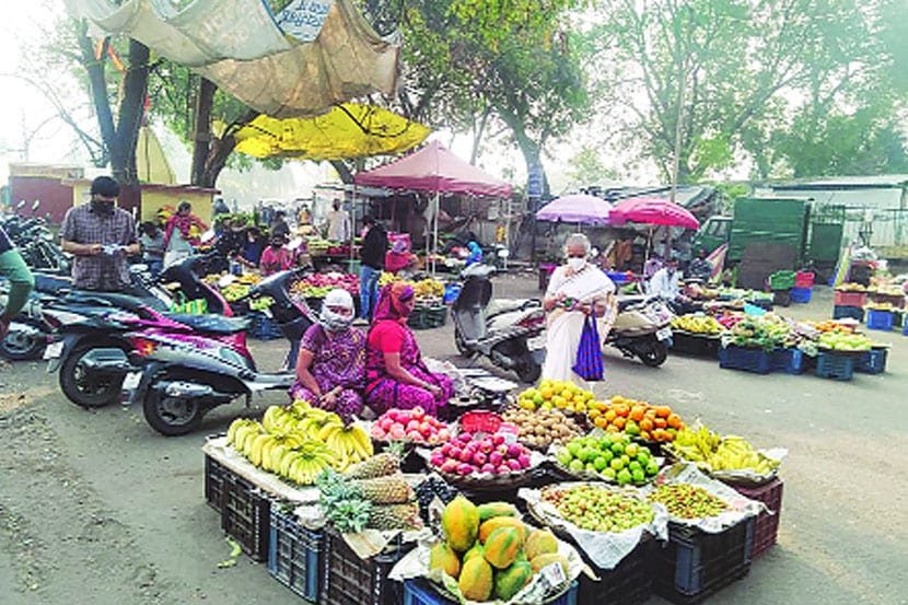 प्रभागात अनेक ठिकाणी रस्त्यावरच अशी भाजीविक्री केली जाते.