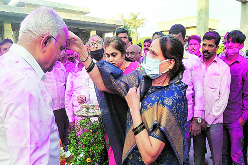 पुणे पदवीधर मतदारसंघात राष्ट्रवादी काँग्रेसचे अरुण लाड यांनी मोठय़ा मताधिक्याने विजय मिळवत भाजपला धक्का दिला.