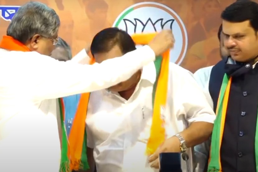 बाळासाहेब सानप यांचं पक्षात स्वागत करताना प्रदेशाध्यक्ष चंद्रकांत पाटील. यावेळी देवेंद्र फडणवीस उपस्थित होते.