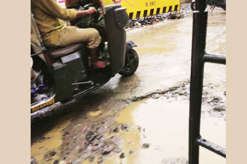 मीरा-भाईंदरमध्ये खड्डेच खड्डे मीरा-भाईंदरमध्ये खड्डेच खड्डे