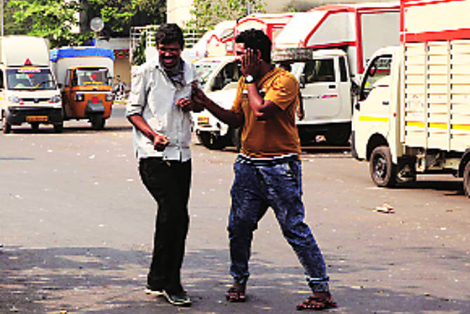 करोना नियमांचे पालन होत नसल्याने पालिकेने दंडात्मक कारवाई सुरू केली असून आतापर्यंत १६ हजारांहून अधिक नागरिकांकडून ७८ लाखांचा दंड वसूल केला आहे.