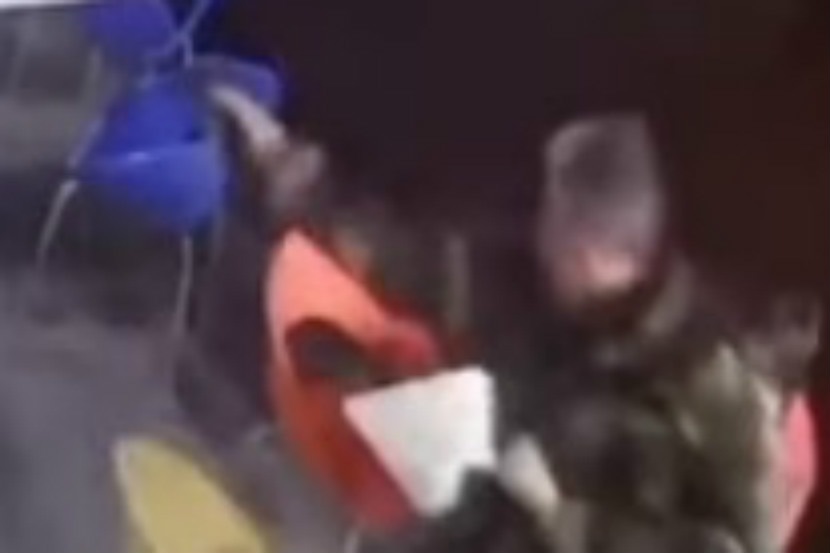 चोरट्यांचा एका हातातील पिस्तुलानं सामना करताना या पोलिसानं आपल्या दुसऱ्या हातातलं आईस्क्रिम मात्र खाली पडून दिलं नाही. चोरट्यांचा एका हातातील पिस्तुलानं सामना करताना या पोलिसानं आपल्या दुसऱ्या हातातलं आईस्क्रिम मात्र खाली पडून दिलं नाही.