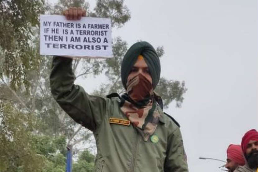 शेतकरी आंदोलनातील ‘तो’ जवान खरा की खोटा?; माजी सैन्य अधिकाऱ्यानं केली चौकशीची मागणी