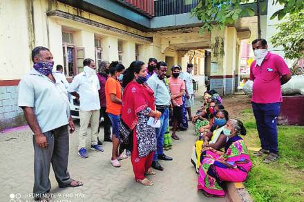 अनेक वर्षांपासून व्यवसाय करीत असताना पालिका अतिक्रमण पथकाची कारवाई होत असल्याने आदई येथील मासळी विक्रेते संतप्त झाले आहेत.