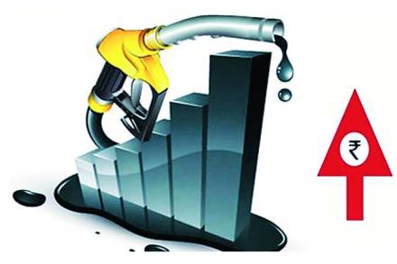 डिझेलचे दर वाढत असल्याने मालवाहतूकदारांना एका फेरीमागे ६०० ते २००० रुपये अधिक मोजावे लागत आहे. डिझेलचे दर वाढत असल्याने मालवाहतूकदारांना एका फेरीमागे ६०० ते २००० रुपये अधिक मोजावे लागत आहे.