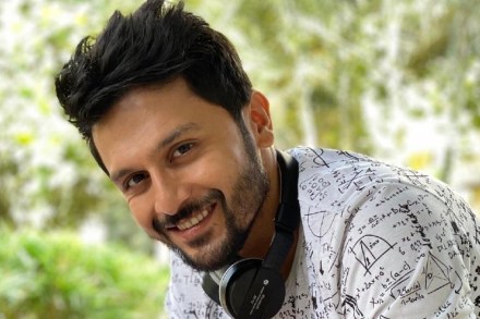 गौरव घाटणेकर एकाच वेळेस मराठी व हिंदीत