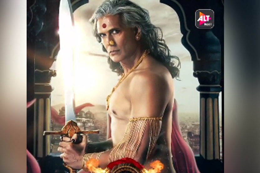 नजर वेधून घेणारी नोज रिंग, कपाळी कुंकू… मिलिंद सोमणचा हटके लूक