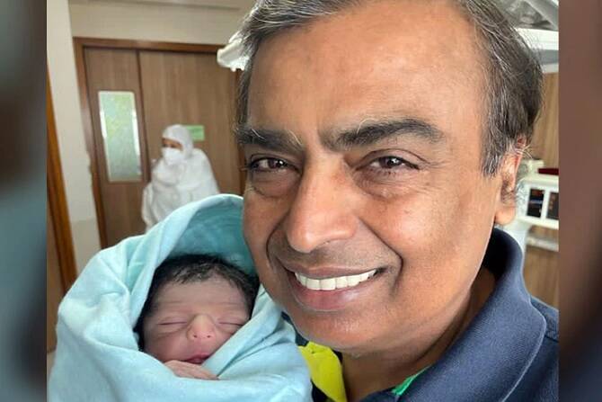 ज्युनिअर अंबानीचं नामकरण; वडील आकाशच्या नावाशी आहे खास कनेक्शन ज्युनिअर अंबानीचं नामकरण; वडील आकाशच्या नावाशी आहे खास कनेक्शन