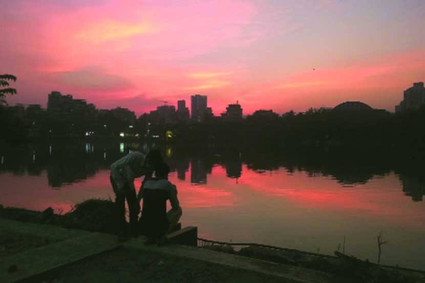 ठाण्यातील मासुंदा तलावात रविवारी सायंकाळी आकाशातील रंगछटांचे प्रतिबिंब  उमटले होते. (छाया-दीपक जोशी)