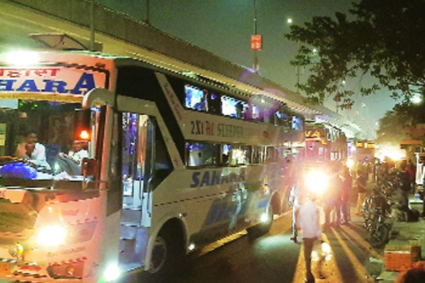  नेरुळ येथील राज्य परिवहन बस थांब्यावरील खासगी वाहनांच्या रांगा.