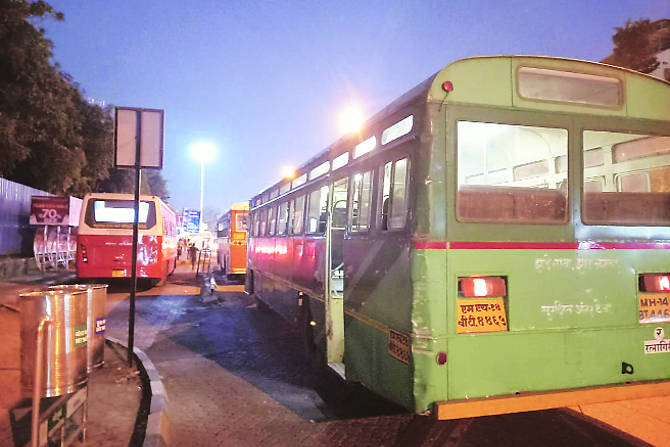 नवी मुंबई परिवहन उपक्रमाच्या वाशी येथील बस स्थानकाचे काम सुरू असल्याने वाशी-कोपरखरणे रस्यावर तात्पुरता थांबा दिला आहे.