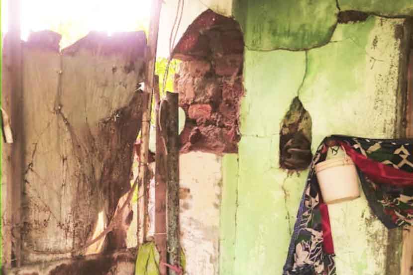 इगतपुरी तालुक्यात समृद्धी महामार्गासाठी खडक फोडण्याकरिता करण्यात येणाऱ्या स्फोटांमुळे परिसरातील घरांच्या भिंतींना तडे जात आहेत.

      (छाया-जाकीर शेख)
