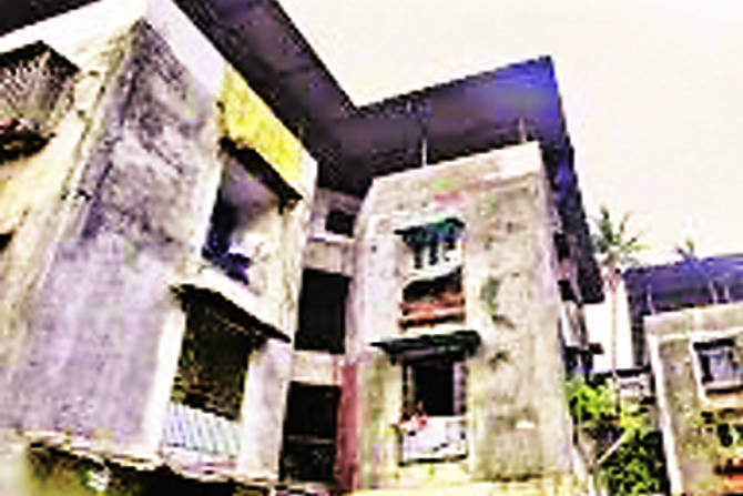 दोन दिवसांपूर्वी कोपरखरणेत एका इमारतीत दुर्घटना घडून पाच जण जखमी झाले. यात धक्कादायक बाब म्हणजे या इमारतीचे बांधकाम हे फक्त १३ वर्षांपूर्वी झालेले होते.